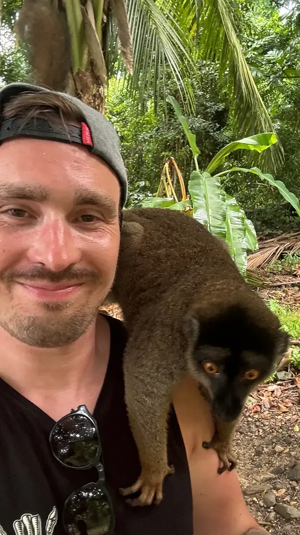 Sebastian mit einem Lemure